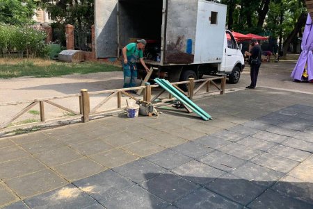 Озеленювачі відремонтували садові меблі, тренажери та гойдалку у сквері Академіка Корольова (фото)