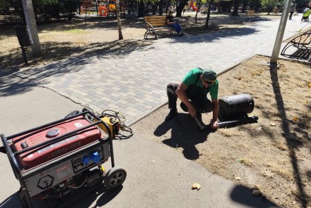 Озеленювачі відремонтували садові меблі, тренажери та гойдалку у сквері Академіка Корольова (фото)