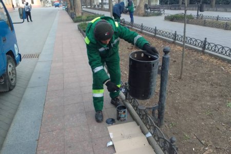 Озеленювачі відремонтували садові меблі, тренажери та гойдалку у сквері Академіка Корольова (фото)