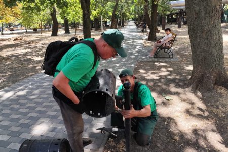 Озеленювачі відремонтували садові меблі, тренажери та гойдалку у сквері Академіка Корольова (фото)