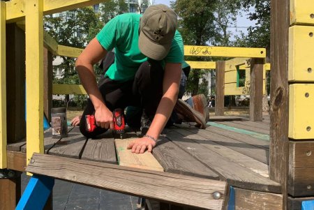 Озеленювачі відремонтували садові меблі, тренажери та гойдалку у сквері Академіка Корольова (фото)