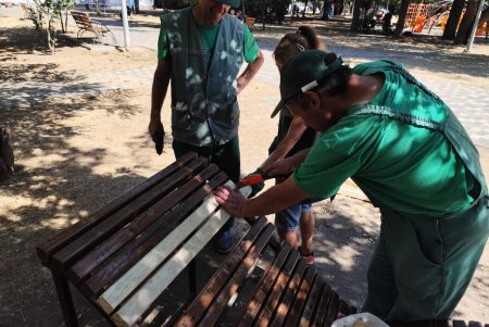 Озеленювачі відремонтували садові меблі, тренажери та гойдалку у сквері Академіка Корольова (фото)
