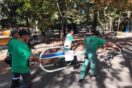 Озеленювачі відремонтували садові меблі, тренажери та гойдалку у сквері Академіка Корольова (фото)