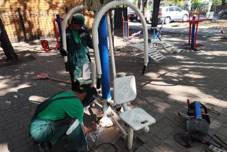 Озеленювачі відремонтували садові меблі, тренажери та гойдалку у сквері Академіка Корольова (фото)