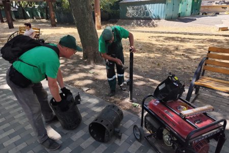 Озеленювачі відремонтували садові меблі, тренажери та гойдалку у сквері Академіка Корольова (фото)