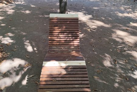 Озеленювачі відремонтували садові меблі, тренажери та гойдалку у сквері Академіка Корольова (фото)