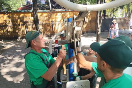 Озеленювачі відремонтували садові меблі, тренажери та гойдалку у сквері Академіка Корольова (фото)