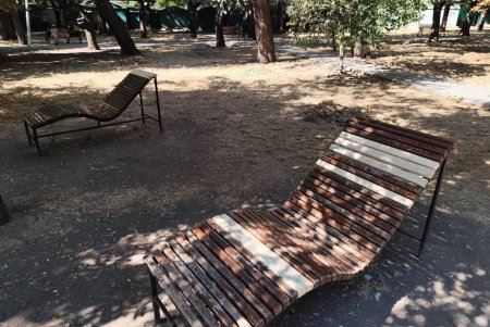 Озеленювачі відремонтували садові меблі, тренажери та гойдалку у сквері Академіка Корольова (фото)