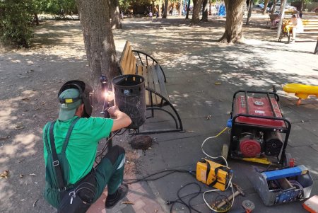 Озеленювачі відремонтували садові меблі, тренажери та гойдалку у сквері Академіка Корольова (фото)