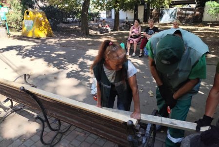 Озеленювачі відремонтували садові меблі, тренажери та гойдалку у сквері Академіка Корольова (фото)