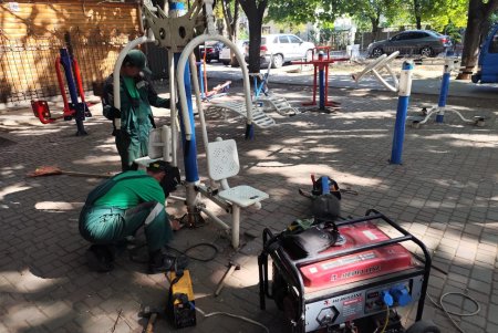 Озеленювачі відремонтували садові меблі, тренажери та гойдалку у сквері Академіка Корольова (фото)