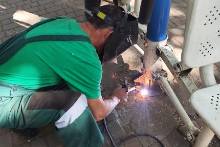 Озеленювачі відремонтували садові меблі, тренажери та гойдалку у сквері Академіка Корольова (фото)