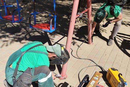 Озеленювачі відремонтували садові меблі, тренажери та гойдалку у сквері Академіка Корольова (фото)