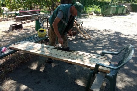 Озеленювачі відремонтували садові меблі, тренажери та гойдалку у сквері Академіка Корольова (фото)