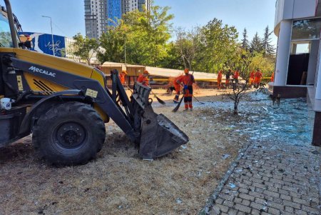 Одеські комунальники оперативно ліквідовують наслідки атаки (фото, відео)