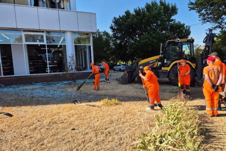 Одеські комунальники оперативно ліквідовують наслідки атаки (фото, відео)