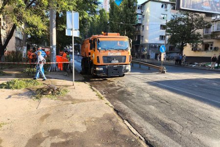 Одеські комунальники оперативно ліквідовують наслідки атаки (фото, відео)
