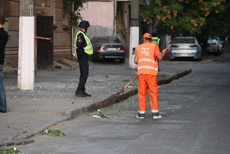 Одеські комунальники оперативно ліквідовують наслідки атаки (фото, відео)