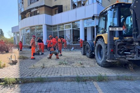 Одеські комунальники оперативно ліквідовують наслідки атаки (фото, відео)