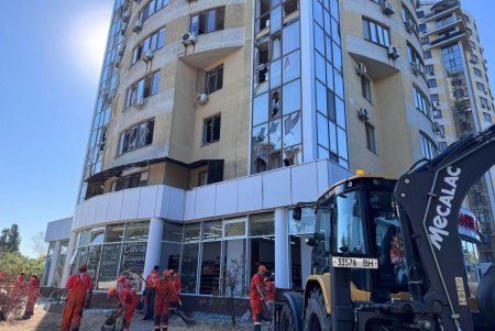 Одеські комунальники оперативно ліквідовують наслідки атаки (фото, відео)