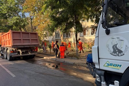Одеські комунальники оперативно ліквідовують наслідки атаки (фото, відео)