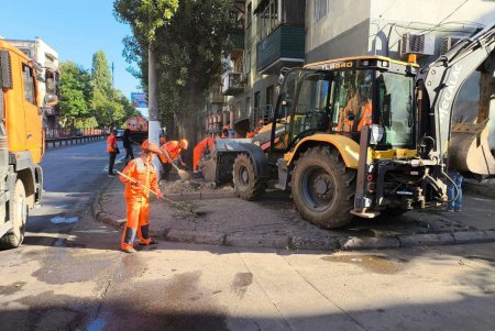 Одеські комунальники оперативно ліквідовують наслідки атаки (фото, відео)
