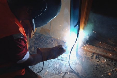 В Одесі стартував капремонт будинку, зруйнованого дроном-камікадзе (фото, відео)