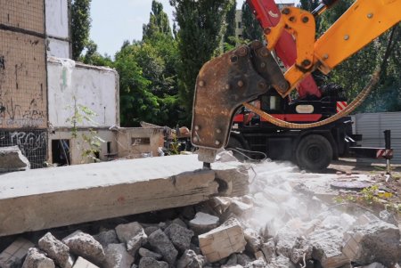 В Одесі стартував капремонт будинку, зруйнованого дроном-камікадзе (фото, відео)
