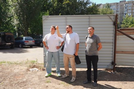 В Одесі стартував капремонт будинку, зруйнованого дроном-камікадзе (фото, відео)