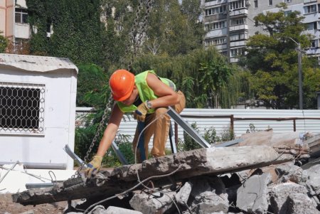 В Одесі стартував капремонт будинку, зруйнованого дроном-камікадзе (фото, відео)