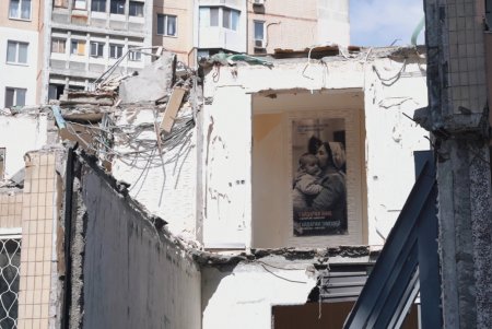 В Одесі стартував капремонт будинку, зруйнованого дроном-камікадзе (фото, відео)