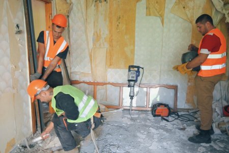 В Одесі стартував капремонт будинку, зруйнованого дроном-камікадзе (фото, відео)