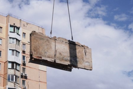 В Одесі стартував капремонт будинку, зруйнованого дроном-камікадзе (фото, відео)