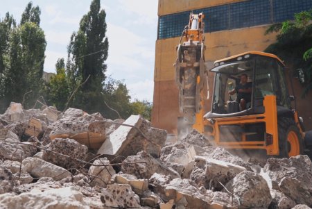 В Одесі стартував капремонт будинку, зруйнованого дроном-камікадзе (фото, відео)