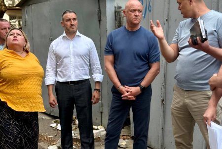 Одеські будівельники відновлюють будинки, пошкоджені ворожими дронами (фото, видео)