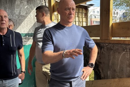 Одеські будівельники відновлюють будинки, пошкоджені ворожими дронами (фото, видео)