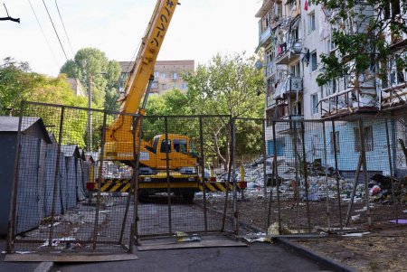 Одеські будівельники відновлюють будинки, пошкоджені ворожими дронами (фото, видео)