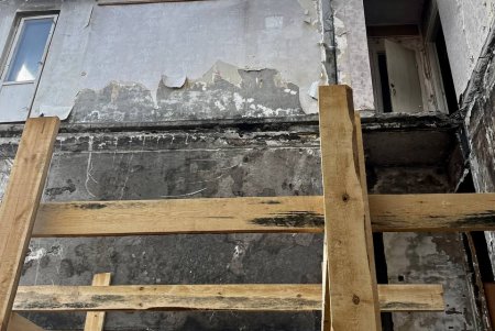 Одеські будівельники відновлюють будинки, пошкоджені ворожими дронами (фото, видео)