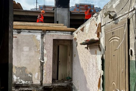 Одеські будівельники відновлюють будинки, пошкоджені ворожими дронами (фото, видео)