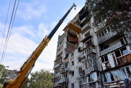 Одеські будівельники відновлюють будинки, пошкоджені ворожими дронами (фото, видео)