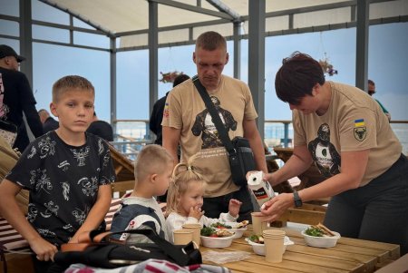 На інклюзивному пляжі Одеси для ветеранів та їхніх сімей провели теплу зустріч (фото)