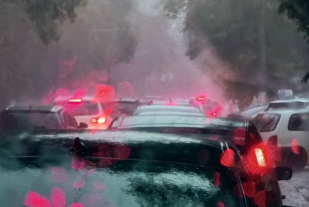 В Одесі комунальні служби, рятувальники та добровольці ліквідовують наслідки негоди (фото)