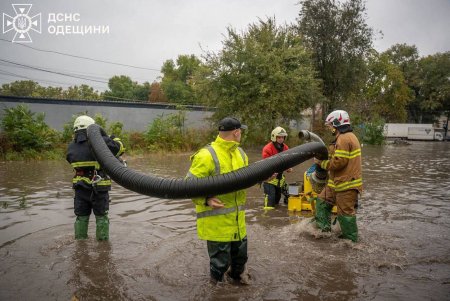 В Одесі комунальні служби, рятувальники та добровольці ліквідовують наслідки негоди (фото)