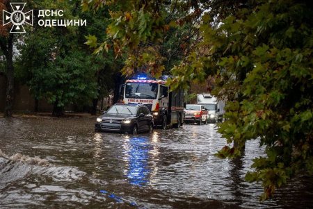 В Одесі комунальні служби, рятувальники та добровольці ліквідовують наслідки негоди (фото)