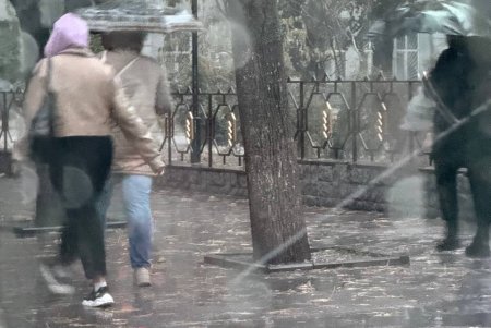 В Одесі комунальні служби, рятувальники та добровольці ліквідовують наслідки негоди (фото)