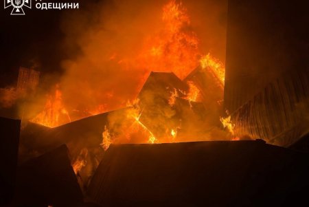 Масштабні пожежі спалахнули на Одещині через російську атаку безпілотниками: попередньо, постраждали 5 осіб
