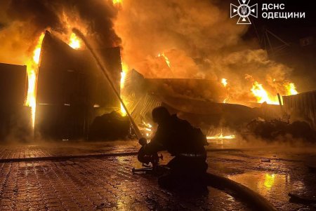 Масштабні пожежі спалахнули на Одещині через російську атаку безпілотниками: попередньо, постраждали 5 осіб