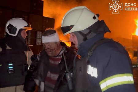 Масштабні пожежі спалахнули на Одещині через російську атаку безпілотниками: попередньо, постраждали 5 осіб