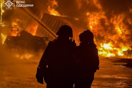 Масштабні пожежі спалахнули на Одещині через російську атаку безпілотниками: попередньо, постраждали 5 осіб