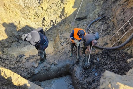 Тривають роботи з ліквідації аварії на водогоні в Одесі (фото)
